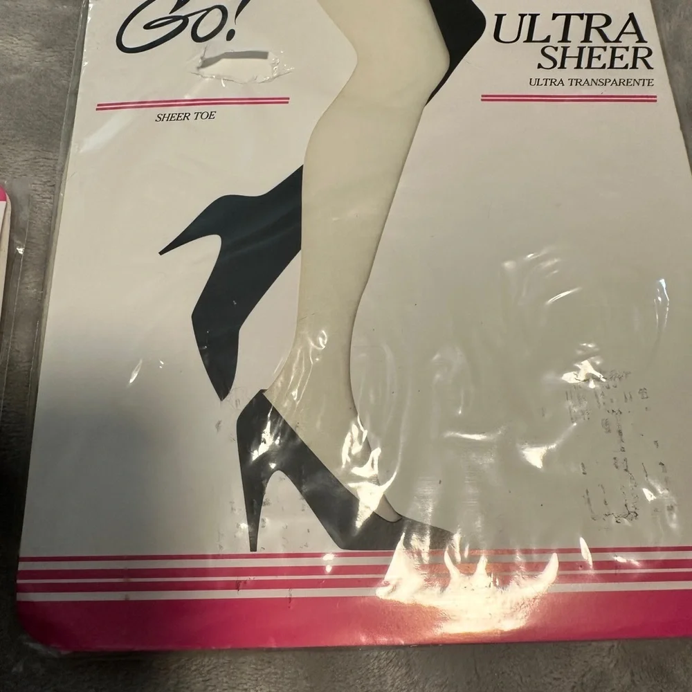 2 pair On the Go! Pantyhose Hose Sz 3, 1 pr Off White,‎ 1 pr White